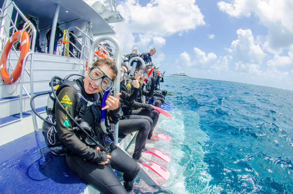 reefquest-great-barrier-reef-cert-dive-trip-stern